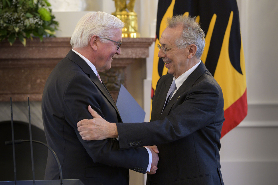 Bundespräsident Frank-Walter Steinmeier bei der Verleihung des Verdienstordens der Bundesrepublik Deutschland an Dieter Kosslick im Langhanssaal von Schloss Bellevue.