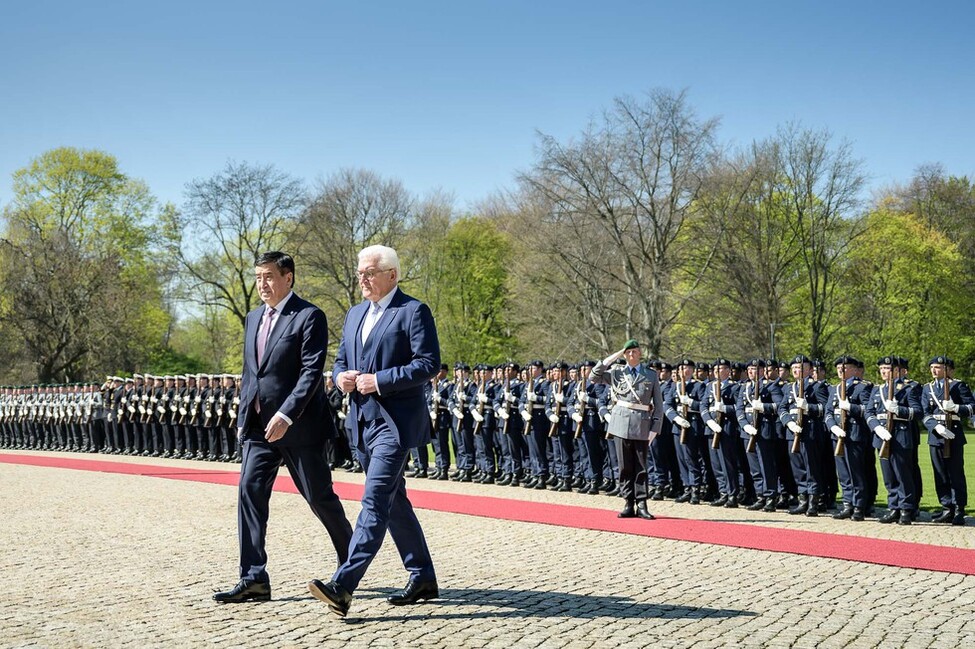 Bundespräsident Frank-Walter Steinmeier mit dem Staatspräsidenten von Kirgisistan, Sooronbai Dshejenbekow, bei der Begrüßung mit militärischen Ehren im Park von Schloss Bellevue