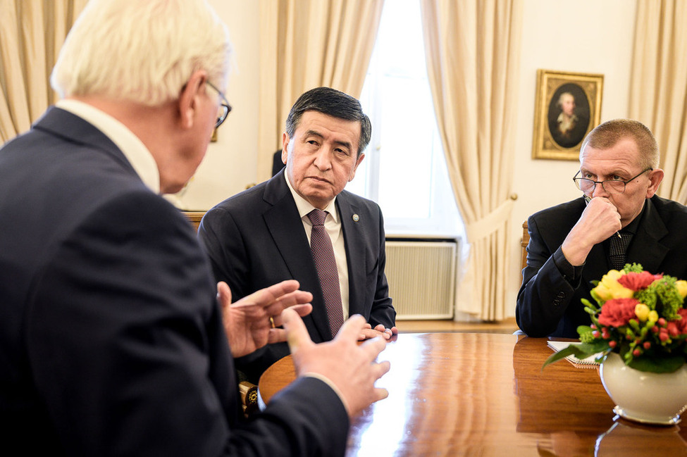 Bundespräsident Frank-Walter Steinmeier im Gespräch mit dem Staatspräsidenten von Kirgisistan, Sooronbai Dshejenbekow, nach der Begrüßung mit militärischen Ehren im Amtszimmer