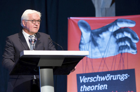 Bundespräsident Frank-Walter Steinmeier hält eine Ansprache bei der Eröffnung der Ausstellung "Verschwörungstheorien - früher und heute" im Landesmuseum für Klosterkultur Kloster Dalheim in Lichtenau.