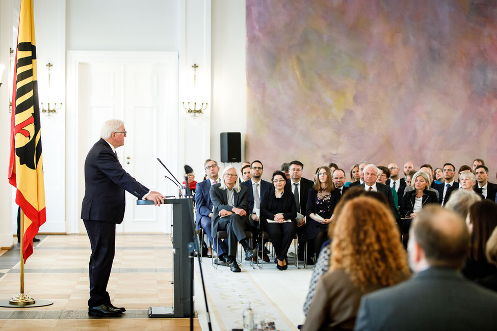Bundespräsident Frank-Walter Steinmeier hält eine Rede vor der Ordensverleihung zum 70. Jahrestag des Grundgesetzes im Großen Saal von Schloss Bellevue