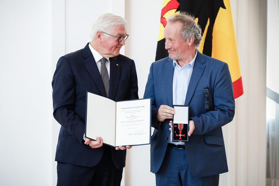 Bundespräsident Frank-Walter Steinmeier bei der Verleihung des Verdienstordens am Bande an Michael Kurzwelly aus Frankfurt (Oder) 