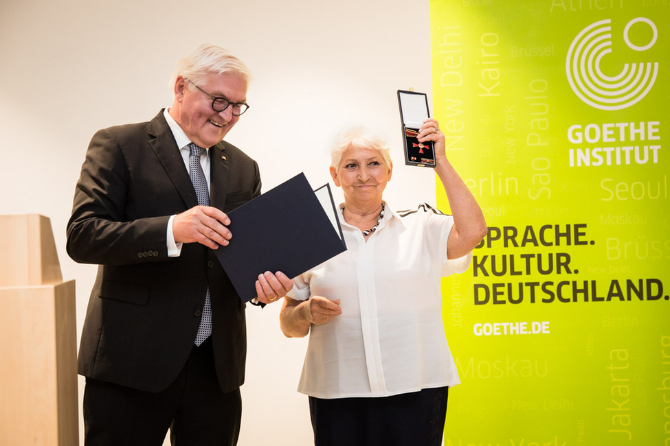 Bundespräsident Frank-Walter Steinmeier verleiht Lidiya Osina das Verdienstkreuz am Bande im Goethe-Insitut in Taschkent, Usbekistan.