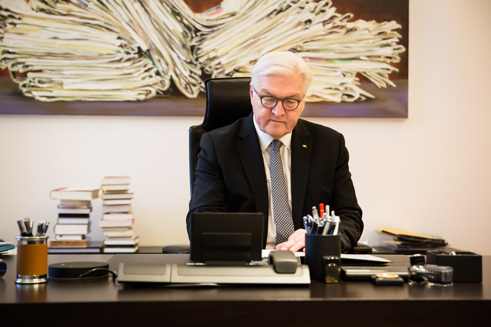Bundespräsident Frank-Walter Steinmeier in seinem Arbeitszimmer (Archivbild) (© Sandra Steins ) Bundespräsident Frank-Walter Steinmeier in seinem Arbeitszimmer (Archivbild)