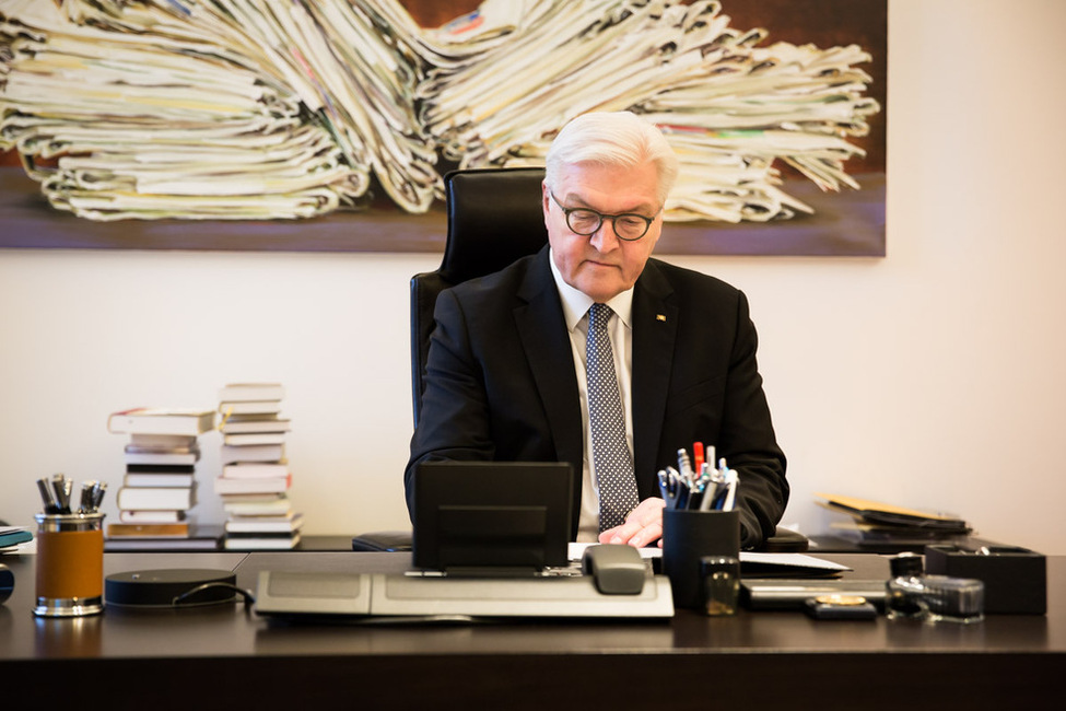 Bundespräsident Frank-Walter Steinmeier in seinem Arbeitszimmer (Archivbild)