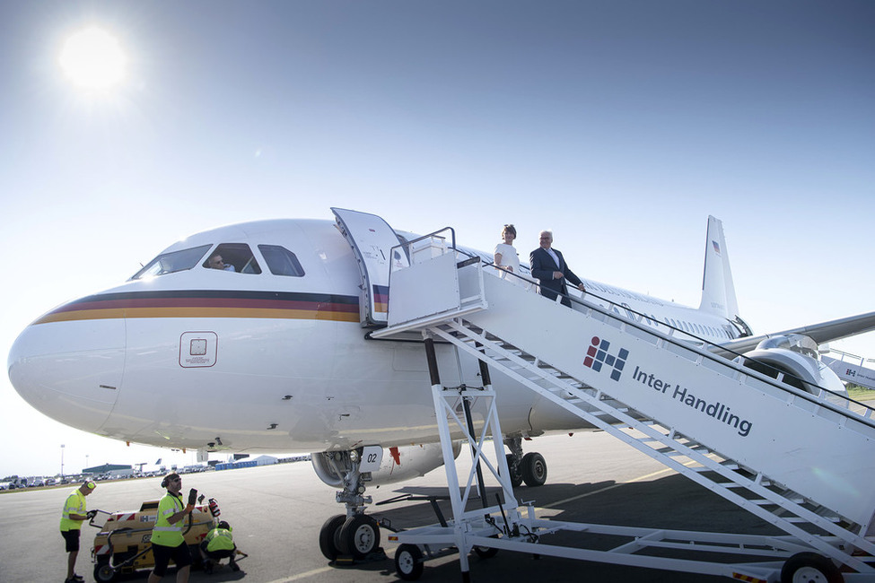 Bundespräsident Frank-Walter Steinmeier und Elke Büdenbender bei der Ankunft am Flughafen von Turku anlässlich der Reise nach Finnland