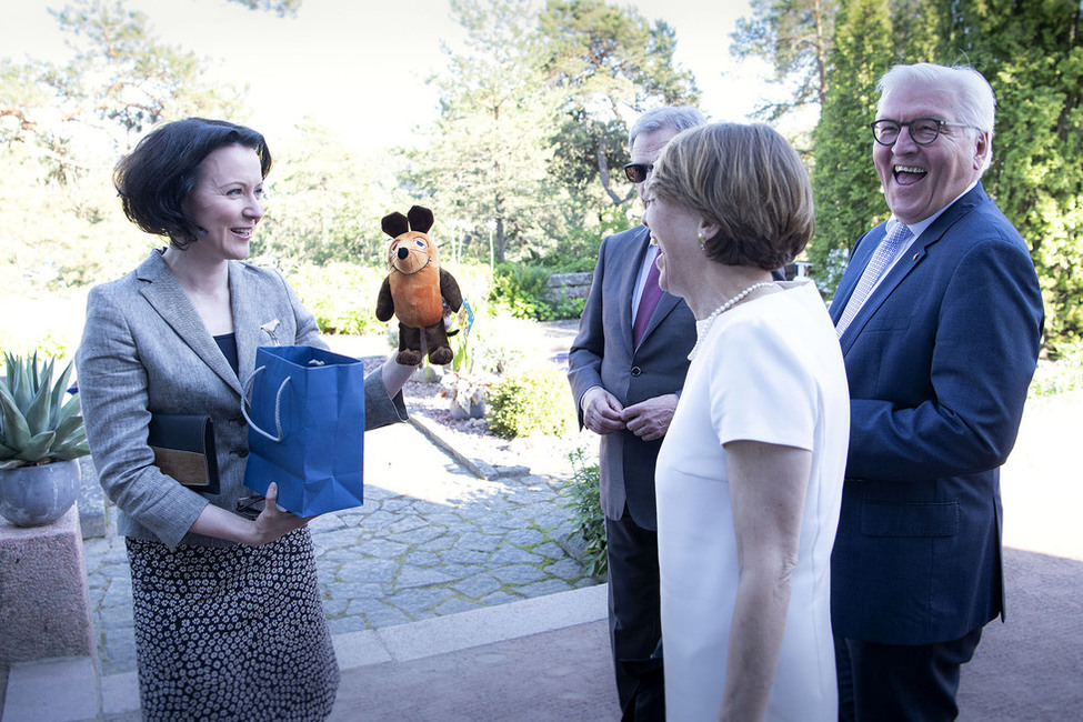 Bundespräsident Frank-Walter Steinmeier und Elke Büdenbender bei der Übergabe eines Gastgeschenkes an Jenni Haukio, die Frau des finnischen Präsidenten Sauli Niinistö