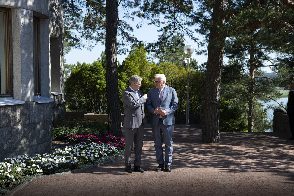 Bundespräsident Frank-Walter Steinmeier und der Präsident der Republik Finnland, Sauli Niinistö, bei einem Gespräch unter vier Augen in der Sommerresidenz des Präsidenten 