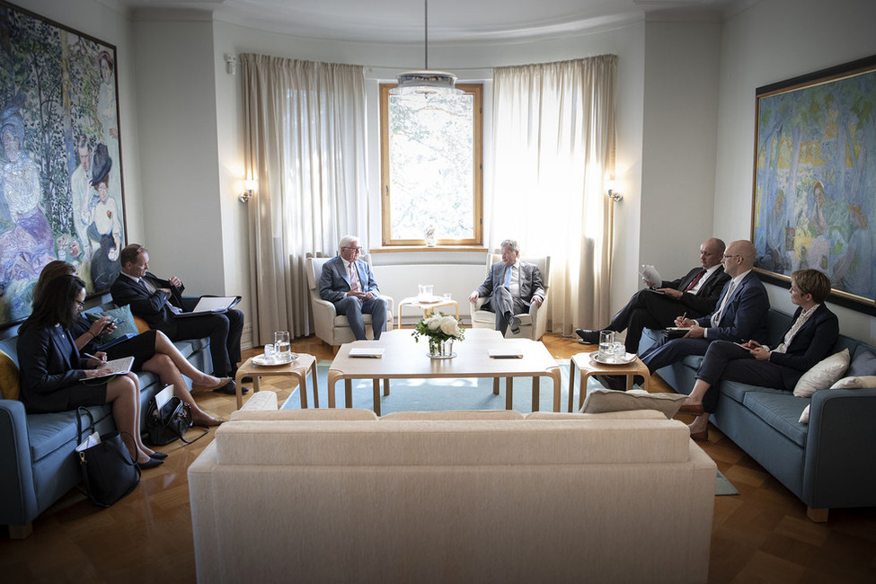 Bundespräsident Frank-Walter Steinmeier und der Präsident der Republik Finnland, Sauli Niinistö, bei einem Gespräch im erweiterten Kreis in der Sommerresidenz des Präsidenten 