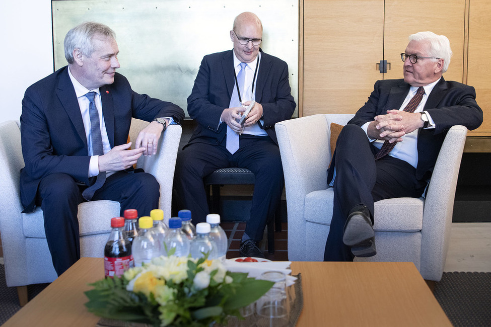 Bundespräsident Frank-Walter Steinmeier im Gespräch mit dem Ministerpräsidenten der Republik Finnland, Antti Rinne, im Salon des Gästehauses der Sommerresidenz des Präsidenten der Republik Finnland