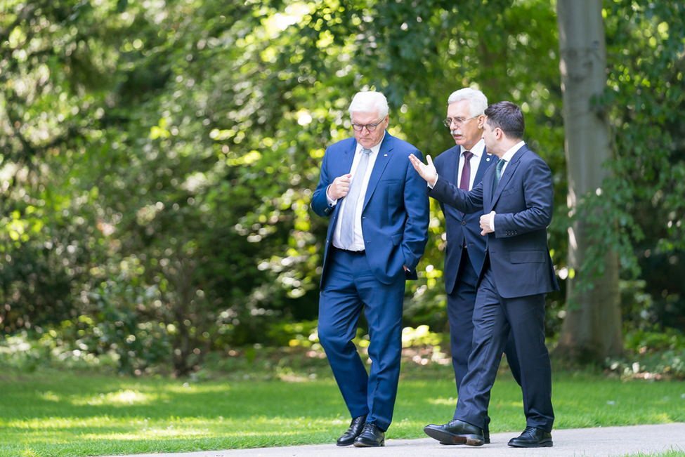 Bundespräsident Frank-Walter Steinmeier im Gespräch mit dem Präsidenten der Ukraine, Wolodymyr Selensky im Park von Schloss Bellevue.