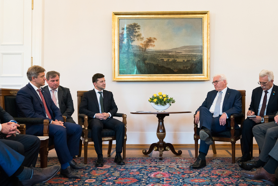 Bundespräsident Frank-Walter Steinmeier im Gespräch mit dem Präsidenten der Ukraine, Wolodymyr Selensky im Amtszimmer von Schloss Bellevue.