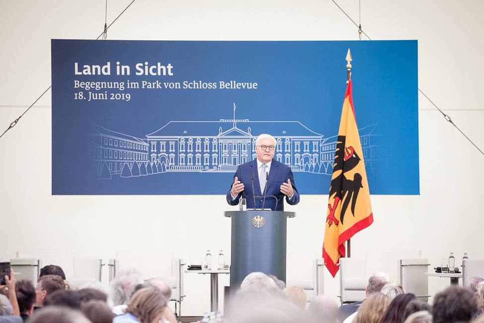 Bundespräsident Frank-Walter Steinmeier hält eine Ansprache bei dem Gartenfest im Park von Schloss Bellevue.