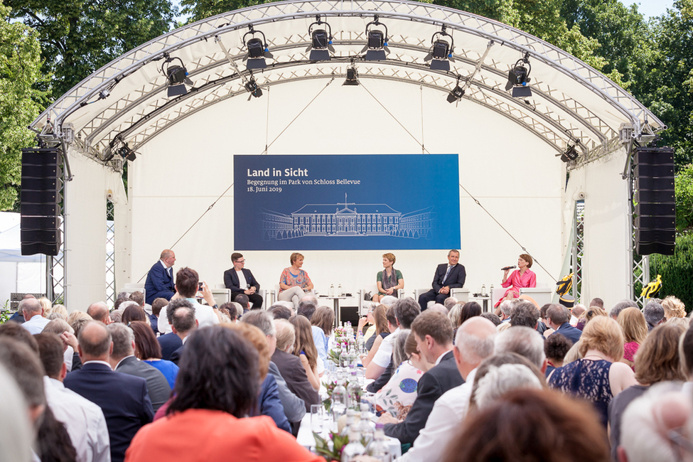 Podiumsdiskussion bei dem Gartenfest "Land in Sicht" mit Vertretern der beruflichen Bildung und aus ländlichen Räumen im Park von Schloss Bellevue.