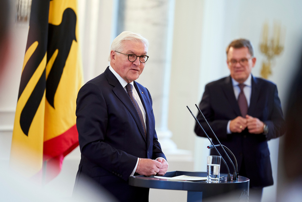 Bundespräsident Frank-Walter Steinmeier hält eine Ansprache beim Empfang der Stipendiatinnen und Stipendiaten von "Afrika kommt!" im Langhanssaal von Schloss Bellevue.