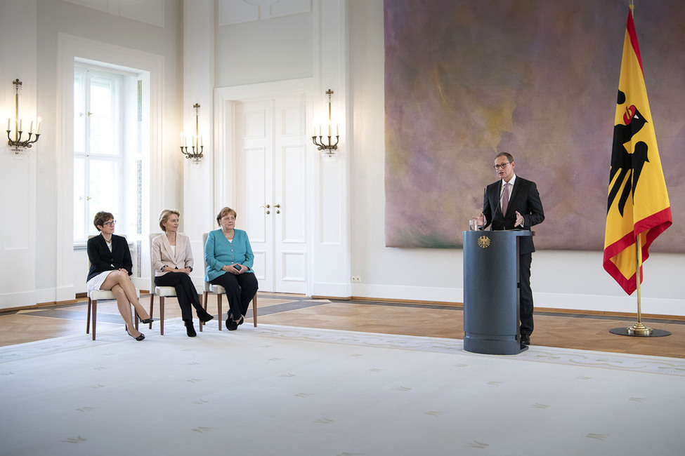 Der 1. Vizepräsident des Bundesrates, Michael Müller, hält in Wahrnehmung der Befugnisse des Bundespräsidenten bei der Verabschiedung der Bundesverteidigungsministerin, Ursula von der Leyen, und der Ernennung von Annegret Kramp-Karrenbauer eine Ansprache.