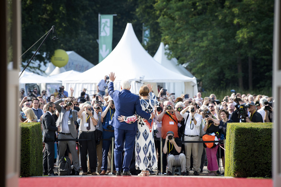 Bundespräsident Frank-Walter Steinmeier und Elke Büdenbender begrüßen die Gäste des Bürgerfests des Bundespräsidenten 2019 auf der Schlossterrasse in Schloss Bellevue