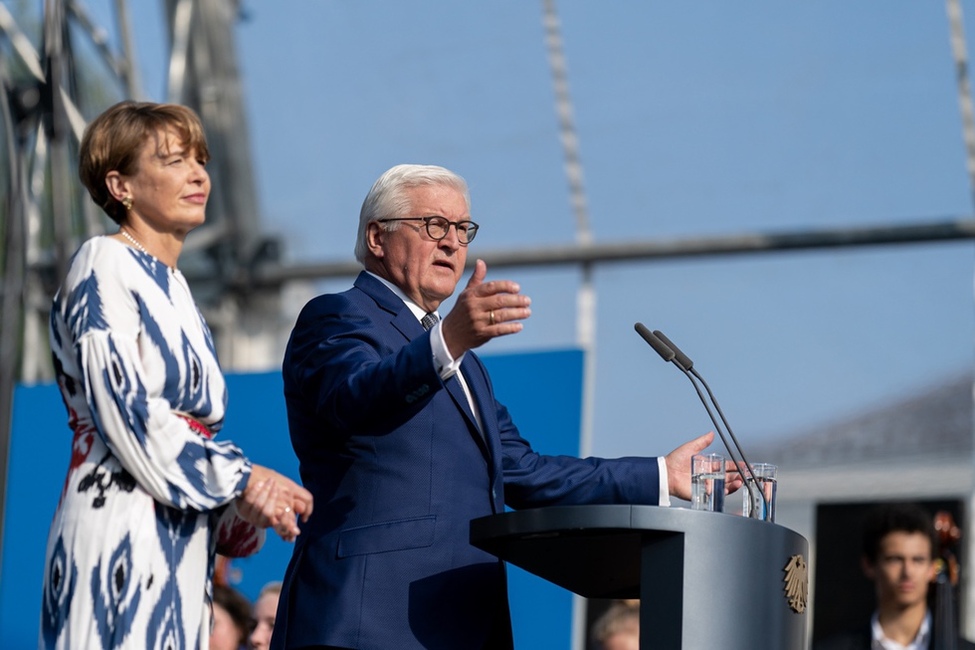 Bundespräsident Frank-Walter Steinmeier bei seiner Ansprache auf der Bühne im Park von Schloss Bellevue zusammen mit Elke Büdenbender anlässlich der Eröffnung des Bürgerfests des Bundespräsidenten 2019