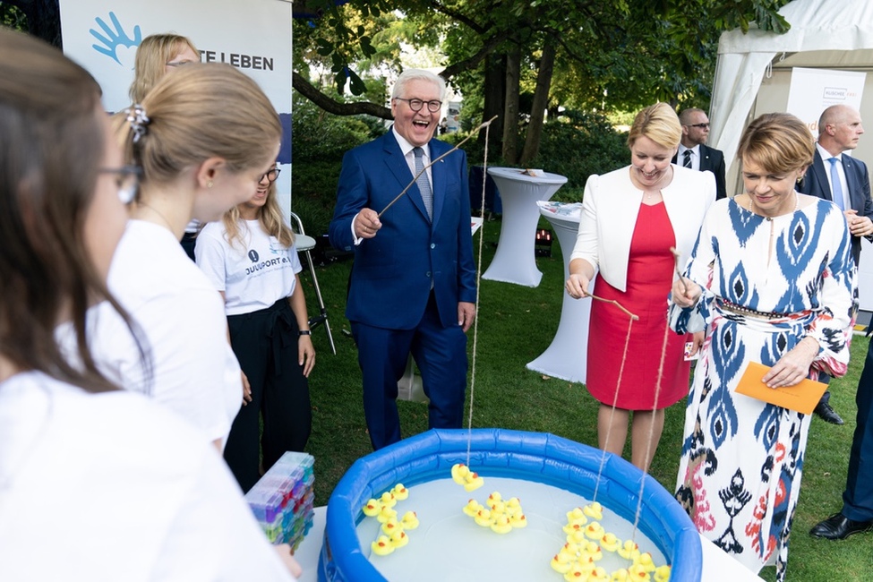 Bundespräsident Frank-Walter Steinmeier und Elke Büdenbender gemeinsam mit Bundesministerin Franziska Giffey am Stand von Juuuport e.V. beim Entenangeln für die Aktion "Fishing for compliments"