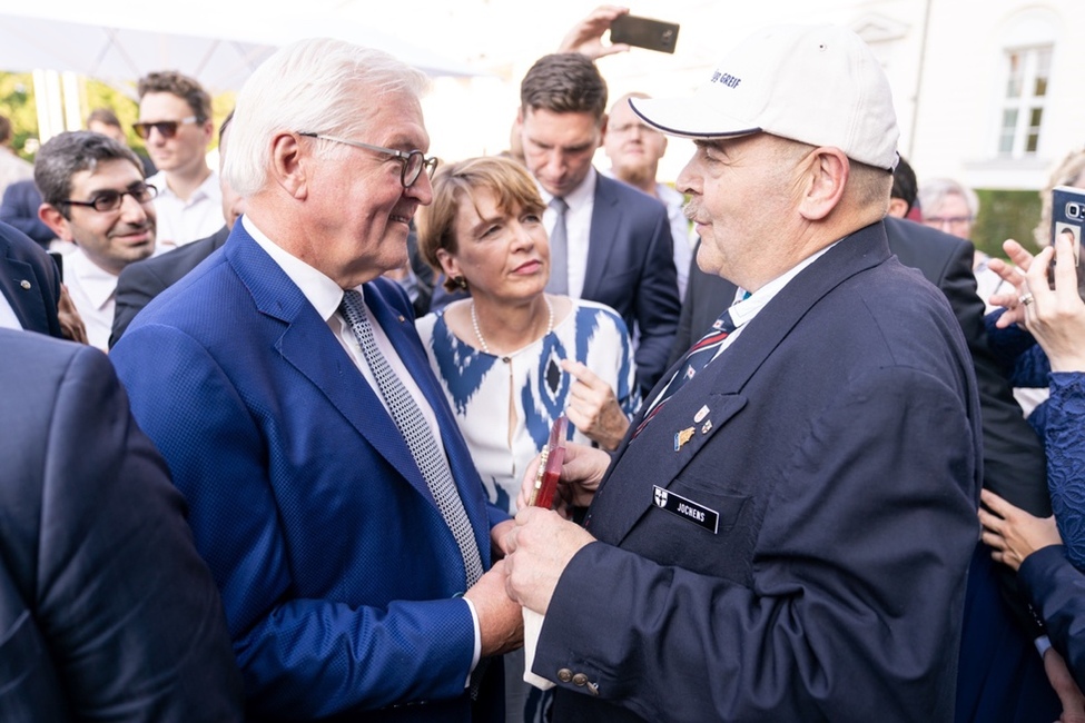 Bundespräsident Frank-Walter Steinmeier und Elke Büdenbender im Gespräch mit einem der Gäste auf dem Bürgerfest des Bundespräsidenten 2019
