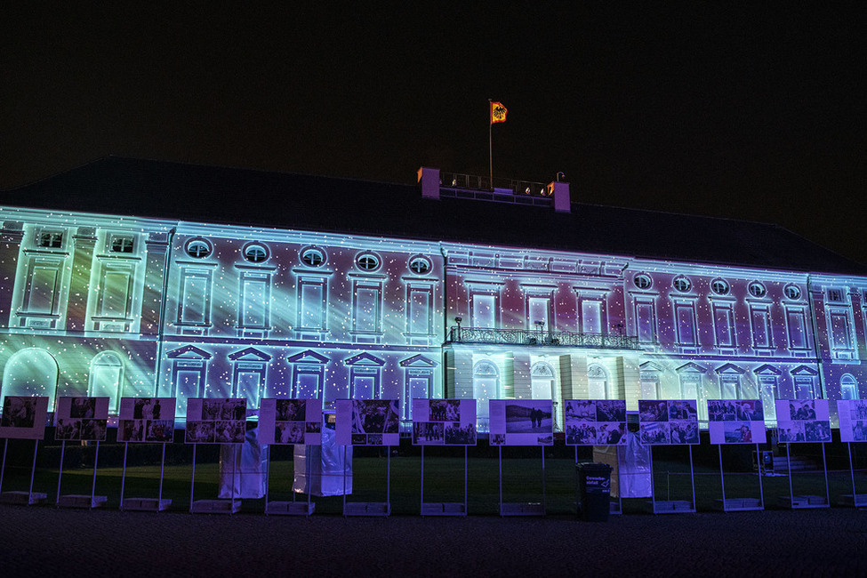 Lasershow an der Fassade von Schloss Bellevue beim Bürgerfest 2019 des Bundespräsidenten im Garten von Schloss Bellevue