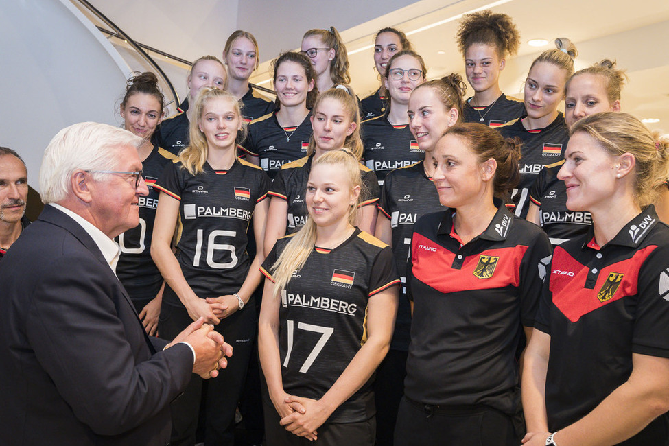 Bundespräsident Frank-Walter Steinmeier bei einer Begegnung mit der deutschen Volleyballnationalmannschaft der Frauen im Hotel in Lodz 