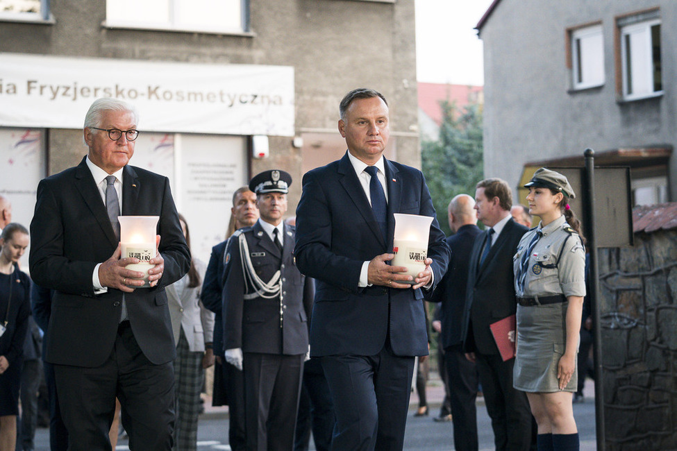 Bundespräsident Frank-Walter Steinmeier und der Präsident der Republik Polen, Andrzej Duda, bringen Kerzen des Friedens zum Denkmal der zerstörten Synagoge in der Stadt Wieluń