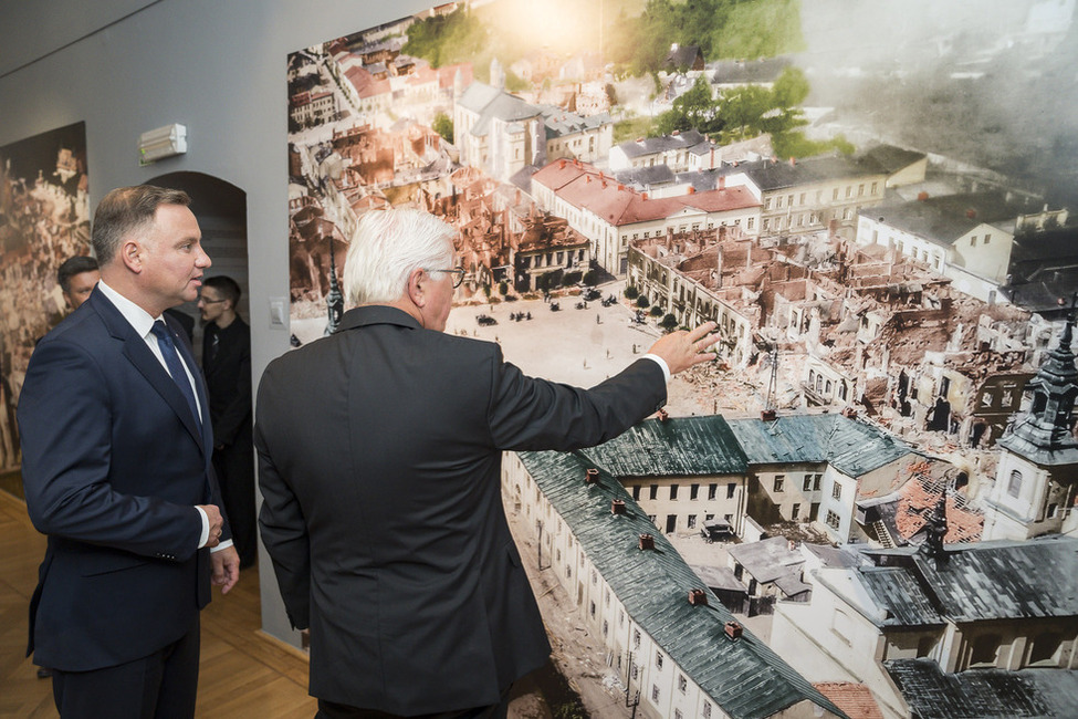 Bundespräsident Frank-Walter Steinmeier und der Präsident der Republik Polen, Andrzej Duda, im Museum des Wieluńer Landes bei einer Führung durch die Ausstellung „Zeitzeugen sprechen… Wieluń am 1. September 1939”