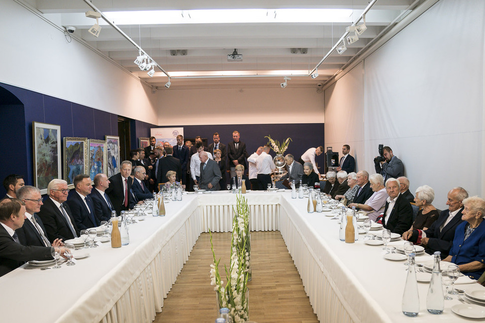 Bundespräsident Frank-Walter Steinmeier und der Präsident der Republik Polen, Andrzej Duda, bei einem gemeinsamen Frühstück mit Zeitzeuginnen und Zeitzeugen im Museum des Wieluńer Landes