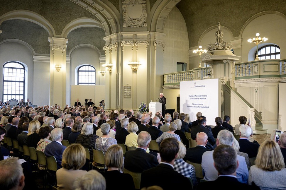 Bundespräsident Frank-Walter Steinmeier hält die Laudatio auf Anita Lasker-Wallfisch bei der Verleihung des Nationalpreises 2019 der Deutschen Nationalstiftung im Französischen Dom in Berlin