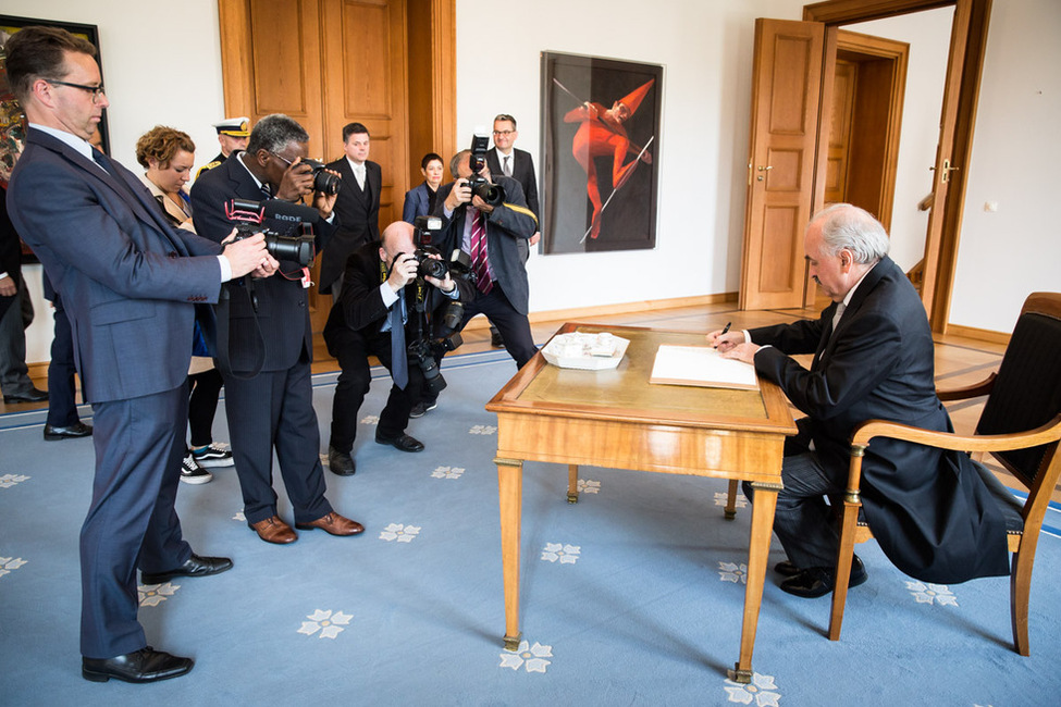 Der designierte Botschafter der Argentinischen Republik, Pedro Raúl Villagra Delgado, beim Eintrag ins Gästebuch in der Galerie von Schloss Bellevue