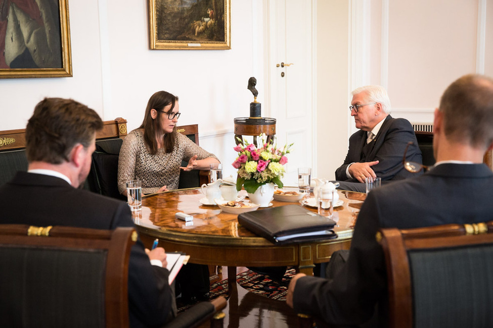 Bundespräsident Frank-Walter Steinmeier im Gespräch mit der Botschafterin der Republik Island, María Erla Marelsdóttir, nach der Übergabe des Beglaubigungsschreibens 