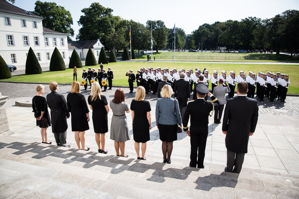 Der Botschafter der Republik Estland, Alar Streimann, bei der Flaggenparade im Ehrenhof von Schloss Bellevue 