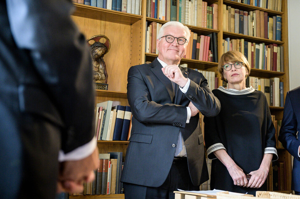 Bundespräsident Frank-Walter Steinmeier und Elke Büdenbender bei einem Rundgang durch die Ausstellung im Bundespräsident-Theodor-Heuss-Haus am 70. Jahrestag der Wahl von Theodor Heuss zum Bundespräsidenten in Stuttgart