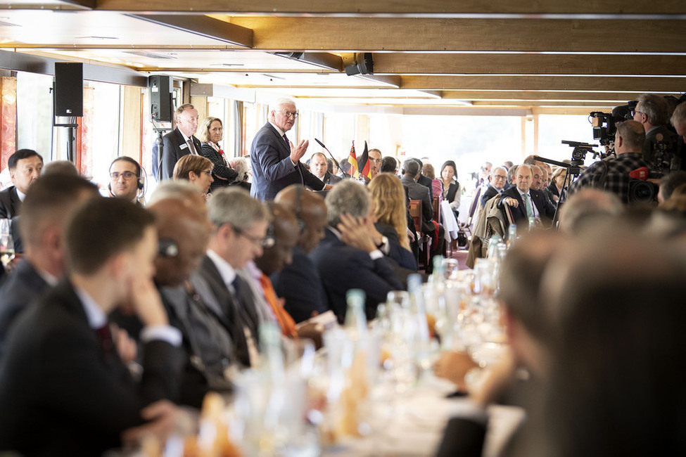 Bundespräsident Frank-Walter Steinmeier hält eine Rede beim Mittagessen mit den Diplomatinnen und Diplomaten bei einer Moselfahrt während der Informations- und Begegnungsreise mit dem Diplomatischen Korps