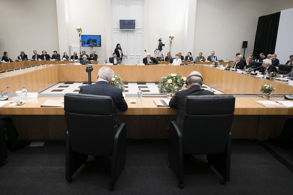 Bundespräsident Frank-Walter Steinmeier beim "Arraiolos-Treffen" nicht-exekutiver Staatspräsidenten der Europäischen Union in Athen begrüßt.