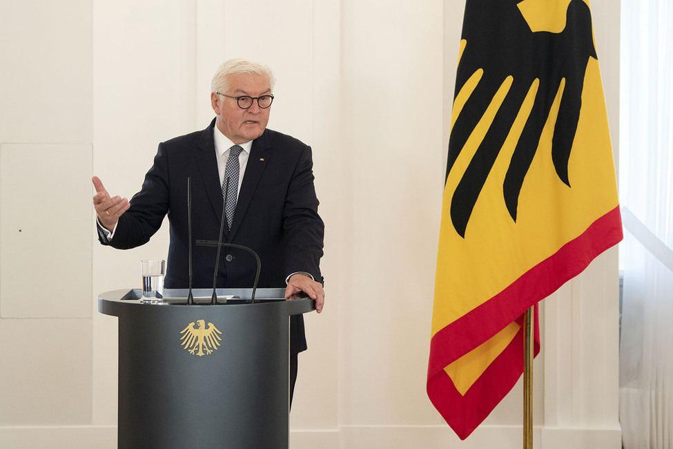 Bundespräsident Frank-Walter Steinmeier hält eine Ansprache zum Auftakt des dritten Gesprächs der Reihe Geteilte Geschichte(n) über das "Weggehen und Heimkehren" im Großen Saal  in Schloss Bellevue.