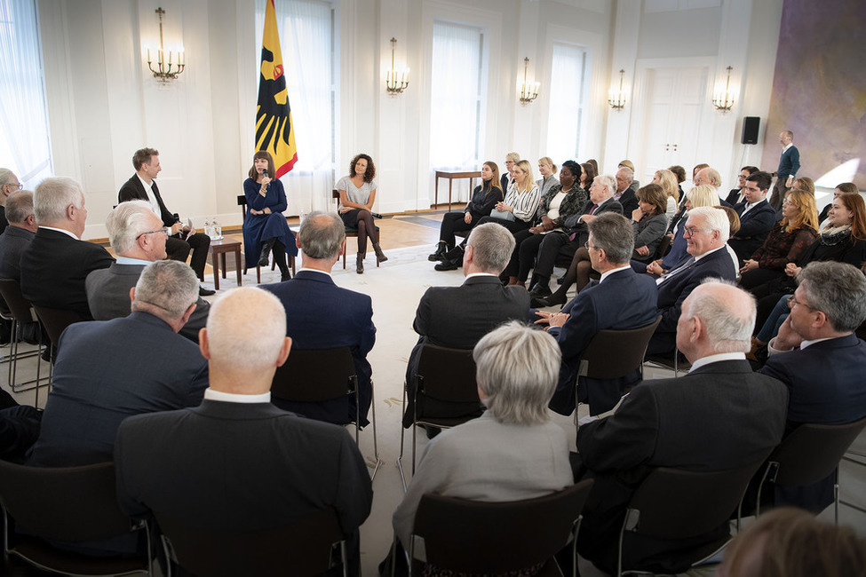 die Schriftstellerin Jana Simon und die Gründerin der Willkommensagentur Comeback Elbe-Elster, Stephanie Auras-Lehmann, beim dritten Gespräch "Vom Weggehen und Heimkehren" im Großen Saal  in Schloss Bellevue. Moderator ist Marco Seiffert.