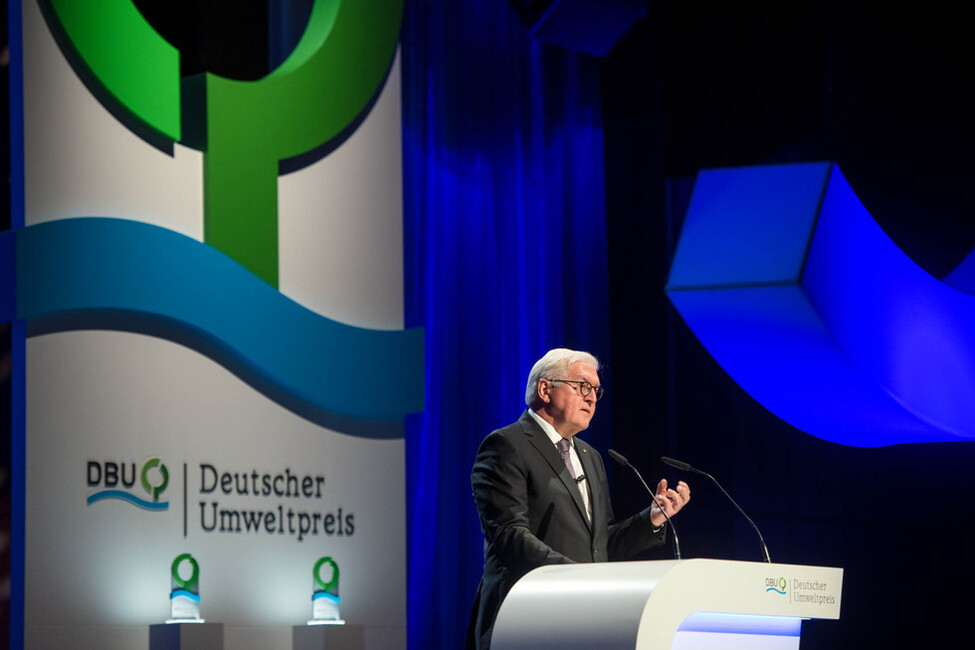 Bundespräsident Frank-Walter Steinmeier hält eine Ansprache bei der Verleihung des Deutschen Umweltpreises in Mannheim.