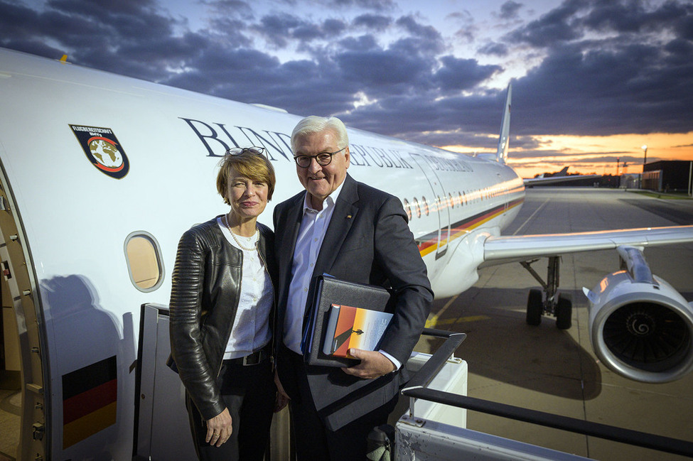 Bundespräsident Frank-Walter Steinmeier und Elke Büdenbender stehen vor dem Flugzeug auf dem militärischen Teil des Flughafens Tegel kurz vor ihrer Abreise in die Vereinigten Staaten von Amerika