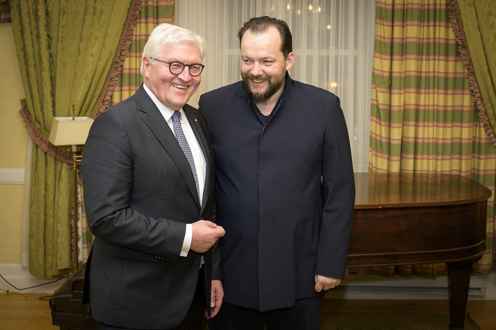 Bundespräsident Frank-Walter Steinmeier bei einer Begegnung mit dem Dirigenten des Boston Symphony Orchestra, Andris Nelsons