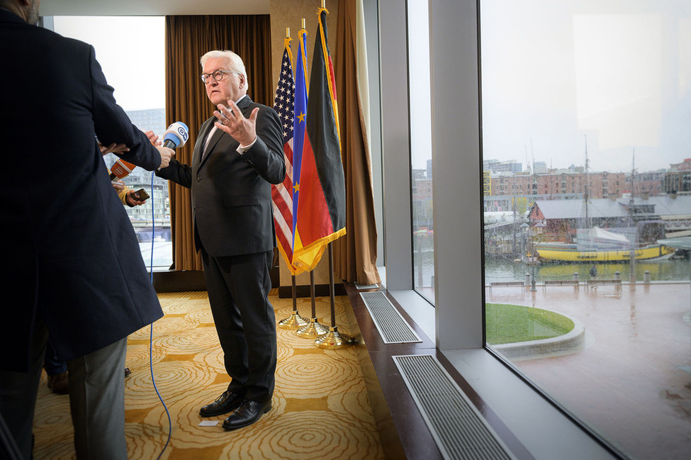 Bundespräsident Frank-Walter Steinmeier gibt ein Statement vor deutschen und amerikanischen Medienvertretern 