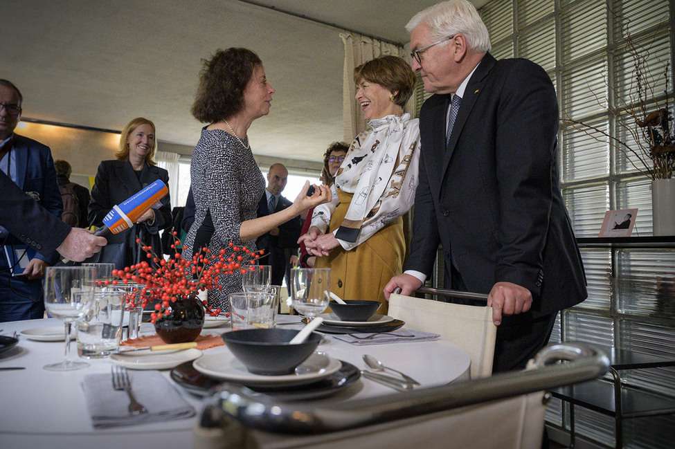Bundespräsident Frank-Walter Steinmeier und Elke Büdenbender besichtigen das Gropius House in Lincoln gemeinsam mit Erika Pfammatter, der Enkelin von Walter Gropius.