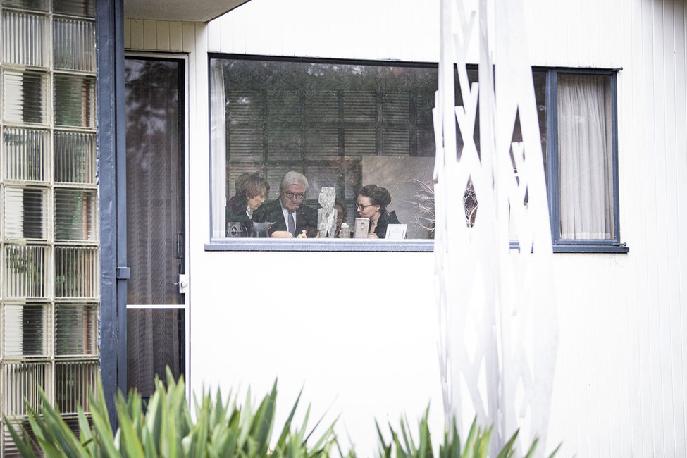 Bundespräsident Frank-Walter Steinmeier und Elke Büdenbender besichtigen das Gropius House in Lincoln.