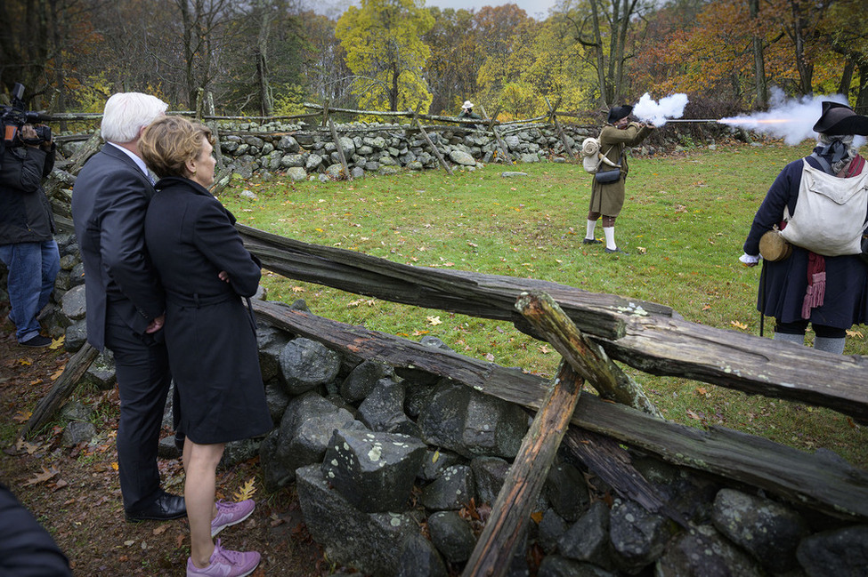 Bundespräsident Frank-Walter Steinmeier und Elke Büdenbender sehen einer historischen Musketenvorführung bei einem Rundgang durch den Minute Man National Historical Park zu