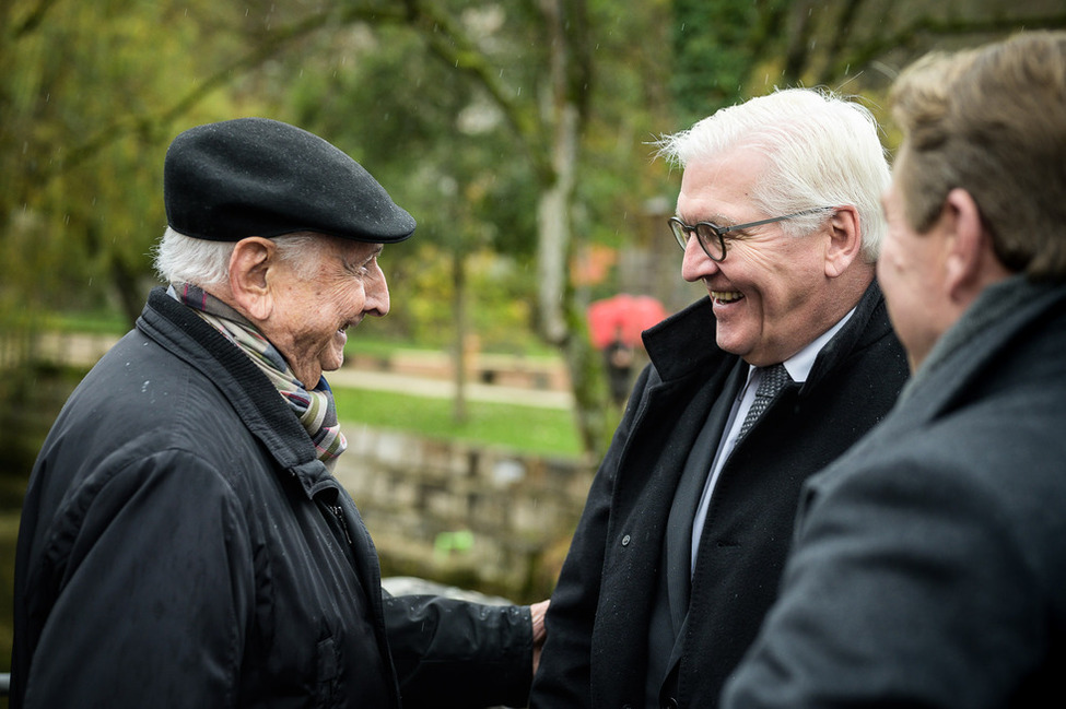 Bundespräsident Frank-Walter Steinmeier bei der Begegnung mit Franz Hirth, Neffe von Georg Elser vor der Kranzniederlegung an der Gedenktafel für Georg Elser in Königsbronn.