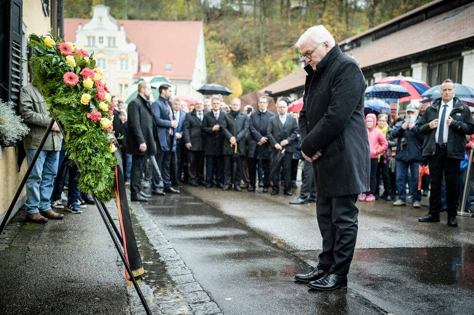Bundespräsident Frank-Walter Steinmeier bei der Kranzniederlegung an der Gedenktafel für Georg Elser in Königsbronn