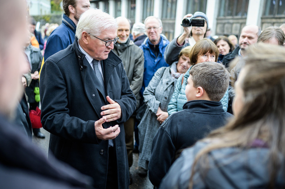 Bundespräsident Frank-Walter Steinmeier bei der Begegnung mit Bürgerinnen und Bürgern vor der Georg-Elser-Gedenkstätte in Königsbronn.