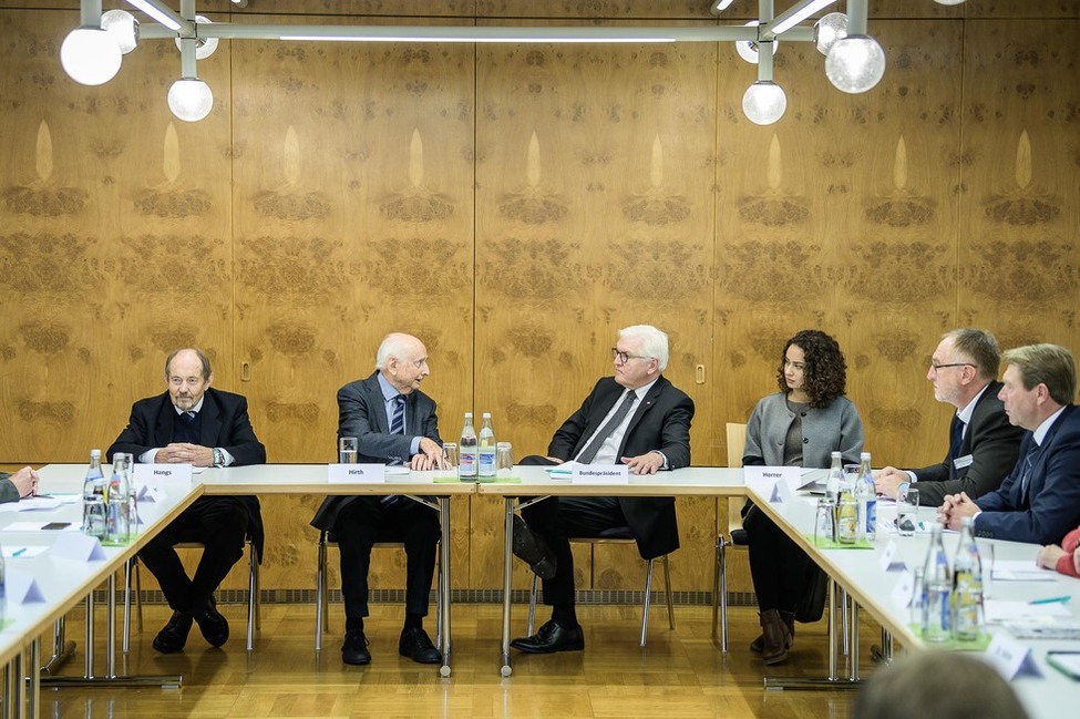Bundespräsident Frank-Walter Steinmeier beim Fachgespräch nach der Kranzniederlegung an der Gedenktafel für Georg Elser in Königsbronn.