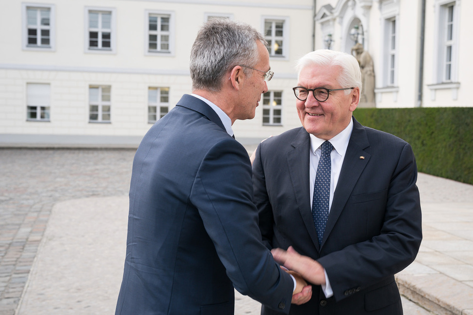 Bundespräsident Frank-Walter Steinmeier begrüßt NATO-Generalsekretär Jens Stoltenberg vor dem Portal im Ehrenhof von Schloss Bellevue